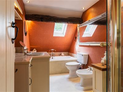 Principal En-Suite Bathroom